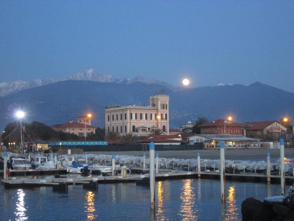 Hotel Italia Marina di Massa Exterior foto